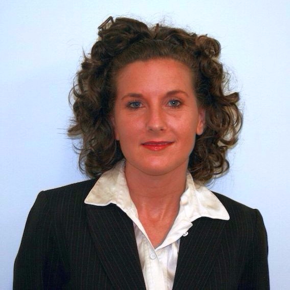 A picture of the lady who is promoting her marketing website